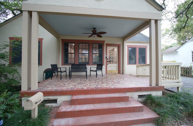 Cottage under the oaks! Walk to LSU games!