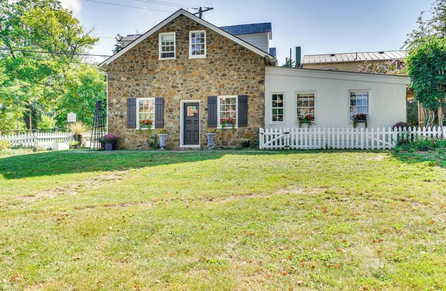 Cottage w/Furnished Patio & Garden: Dtwn Leesburg