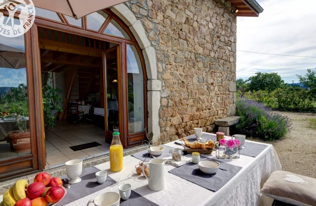Cottage with fireplace, garden, and Wi-Fi in Les Salles