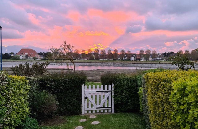 Cottage with garden on the banks of the River Dives with residents-only swimming pool