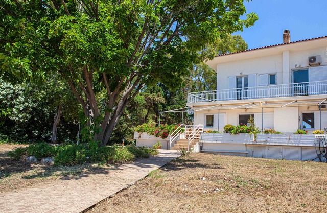 Cottage with garden and sea view