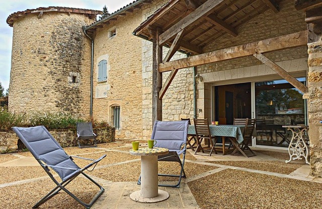 Cottage with Heated Pool, Jacuzzi and Private Garden