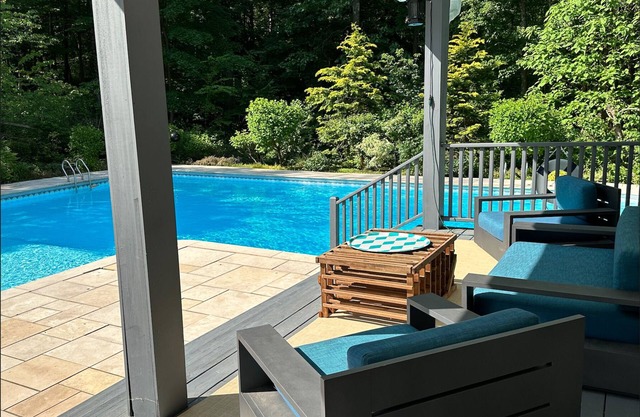 Cottage with Large Pool on 30 Wooded Acres, 90 Minute Train from NYC