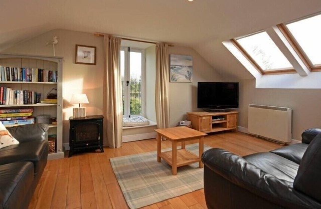 COTTAR'S BARN, pet friendly, country holiday cottage in Embleton