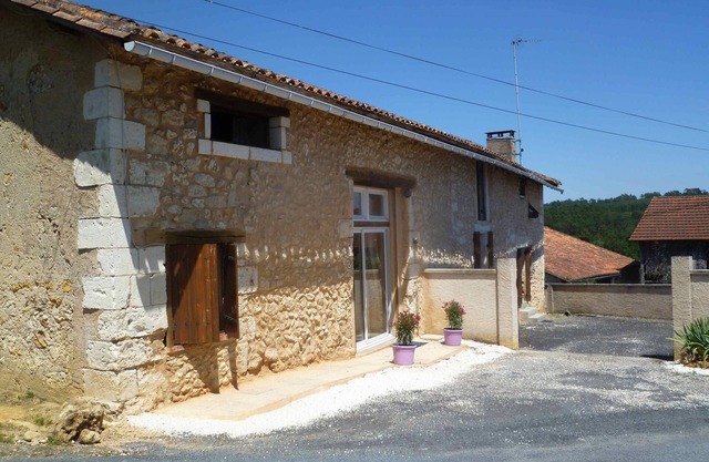 COUNTRY HOUSE 2-6 PEOPLE IN A QUIET HAMLET