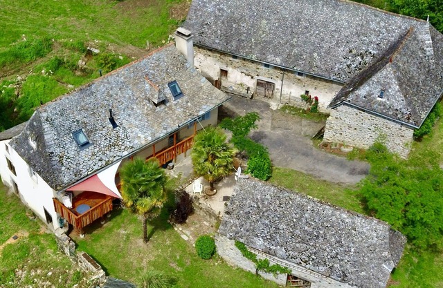 Country bed and breakfast farmhouse in the heart of Aveyron in Le Goul valley.