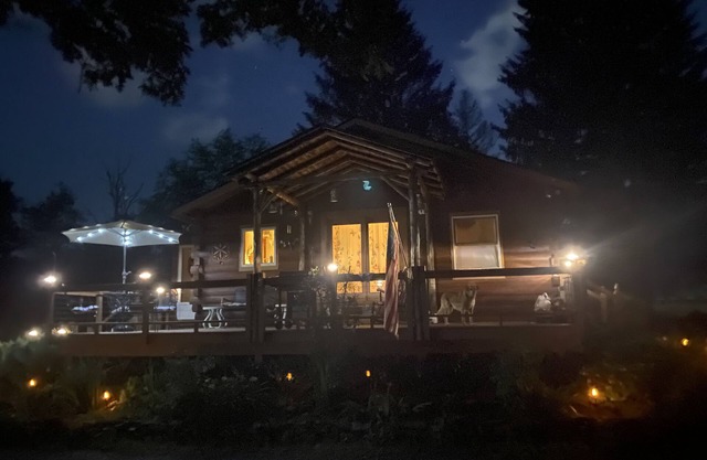 Country Cabin- Nature preserve,Hiking, Skiing, fishing, swimming & pet friendly