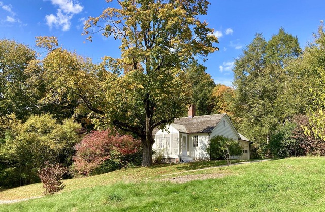 Country Cottage 2BR w/ Cozy, Modern Amenities