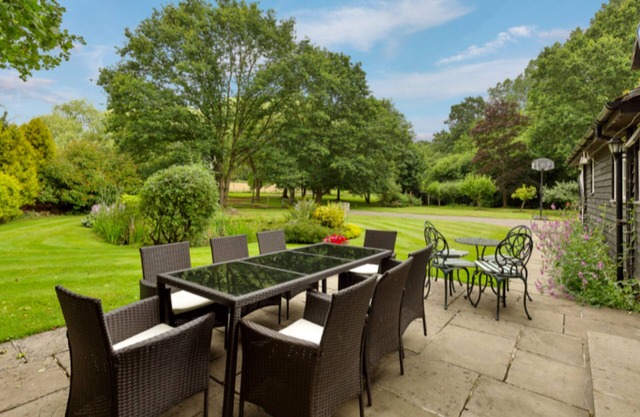 Country cottage nr Guildford/Woking (5 mins). Easy access to London (30 minutes)