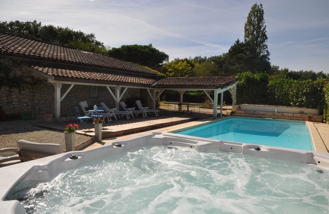 Country cottage with swimming pool and Jacuzzi