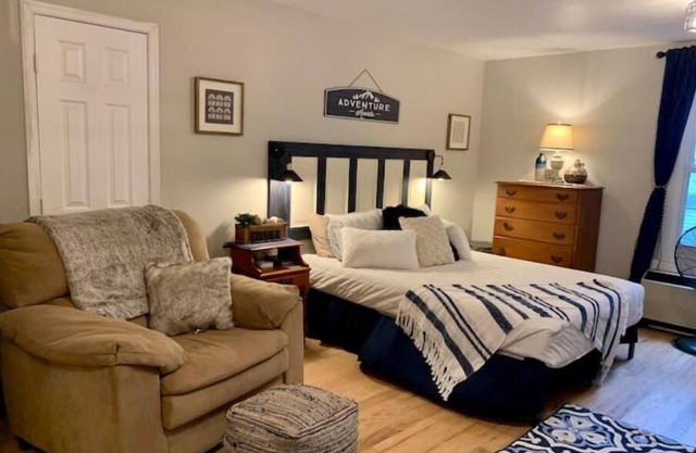 Country Escape Next DOOR Rental - Sleeps 6 - Stay upstairs in the trees