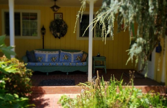 Country Farm Condo, near 7 Feathers Casino/Canyonville on OR Hwy 5; Dog friendly