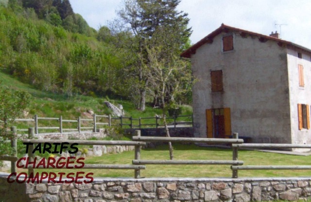 Country Getaway: Spacious 3-BR Cottage, Enclosed Yard, Hiking Nearby, Pets Welcome!