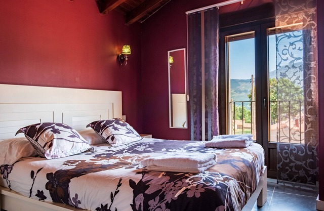 Country House 'Baelo Claudia' with Mountain View, Balcony and Wi-Fi