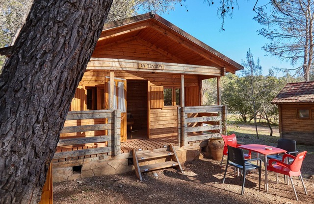 Country House 'Cabaña De Madera 3' with Mountain View, Shared Pool and Air Conditioning