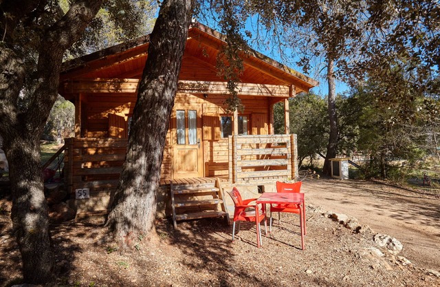 Country House 'Cabaña De Madera 4' with Mountain View, Shared Pool and Air Conditioning
