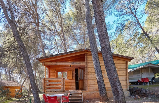 Country House 'Cabaña De Madera 2' with Mountain View, Shared Pool and Air Conditioning