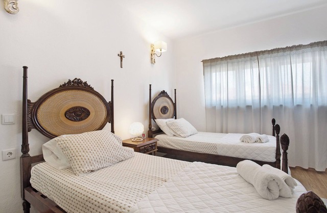 Country House 'Fátima - Casa Inteira' with Shared Terrace, Shared Garden and Wi-Fi