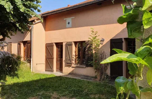 *country house with ornamental garden 200 m from the lake
