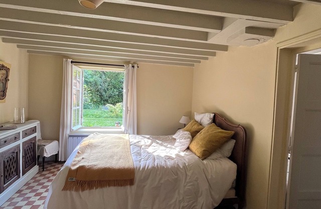 Country house in the heart of a forest offering peace and quiet, 50 minutes from Paris