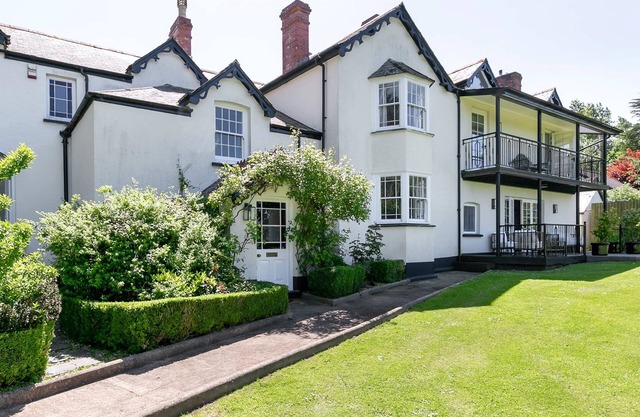 Country house hot tub - Easter just released! Last minute short break best deal!