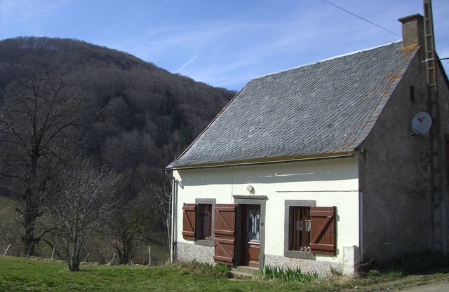 Country house in a valley 12 km from BESSE. PROMO from August 24 to 31