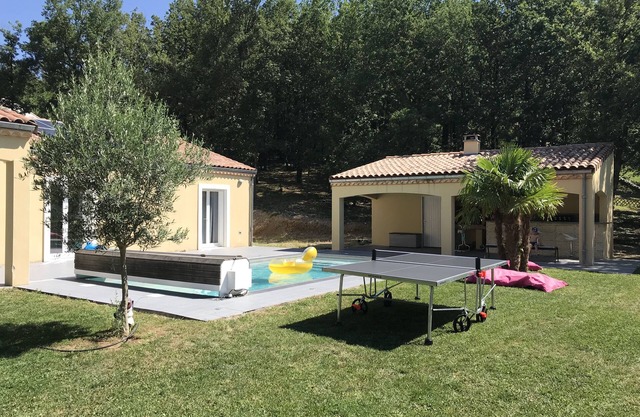 Country house, swimming pool and singing cicadas