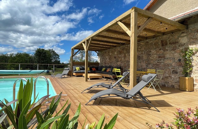 Country house with private swimming pool, not overlooked, at the foot of Bois Noirs