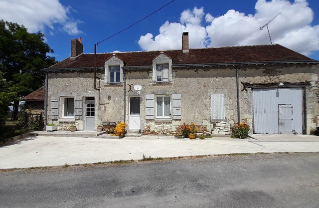 Country house with large fenced garden on terrace and kennel available