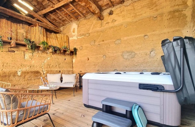 Countryside Retreat with Hot Tub, Farm Experience & Games