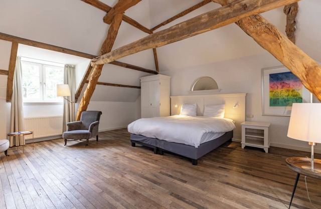 Countryside Calm with Modern Comfort and Free Parking! Onsite Dining