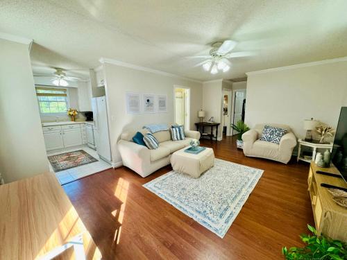 Countryside Carriage House with Pool