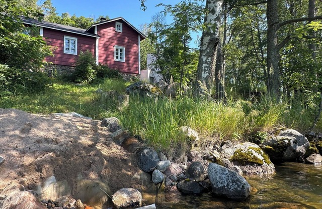 Countryside Retreat: A remodeled 1800’s artist cottage on the lake