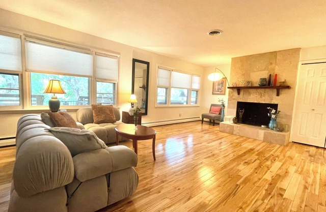 Couple’s Urban Sanctuary! Private Residence! Unbeatable location!