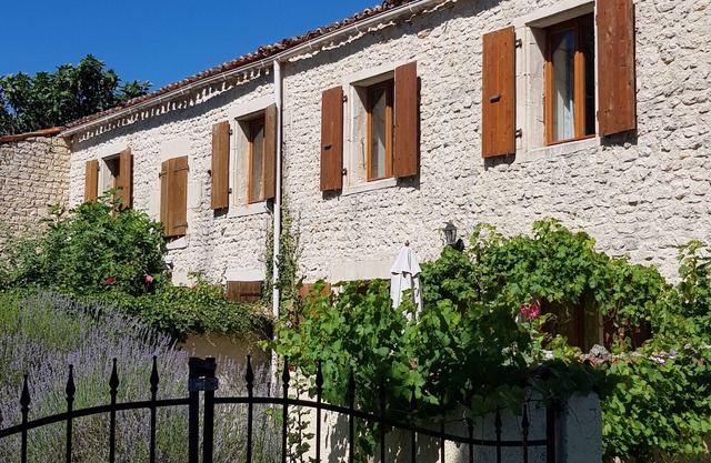 Cour Privée Mais Avec un Accès Facile au Jardin de Jeux Commun et Piscine