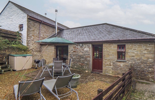 COURT COTTAGE, pet friendly, with open fire in Pelynt
