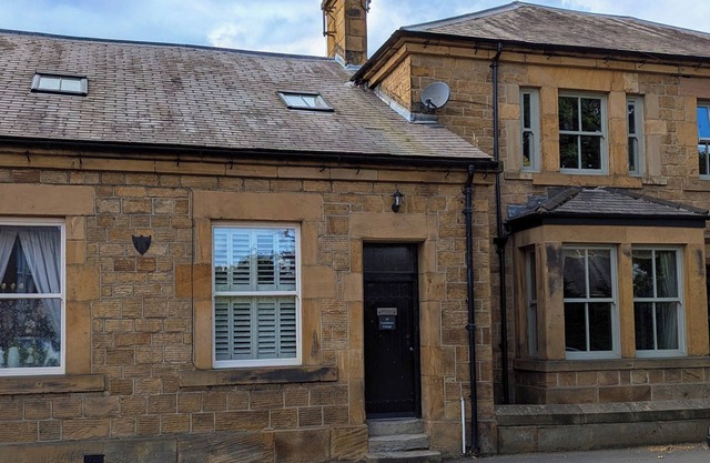 COURTHOUSE COTTAGE, pet friendly in Eckington, Derbyshire