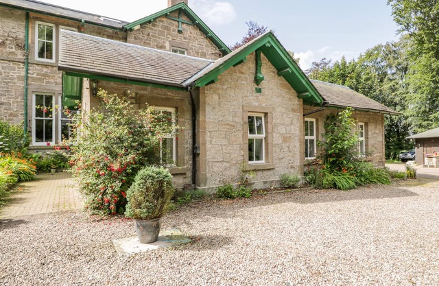 COURTYARD COTTAGE, family friendly, with a garden in Forfar