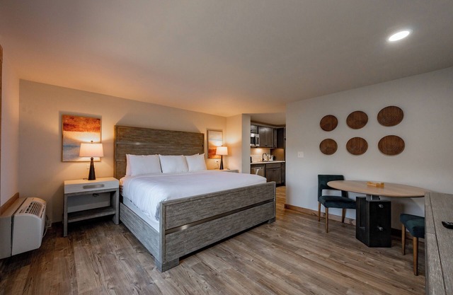 Cove Creek Lodge 105: Poolside Executive King Suite