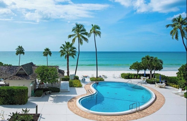 Coveted Beachfront Continental Club-Will exceed your expectations!
