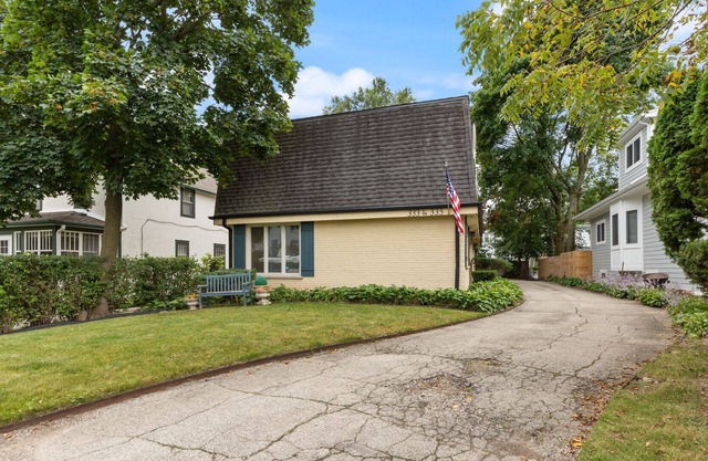 Coveted Location: Downtown Lake Forest 3/2.5 Duplex, Comfy and roomy convenience