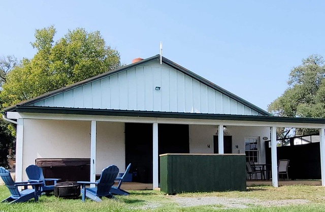Cowboy hide-a-way cottage with hot tub on historic farm close to everything