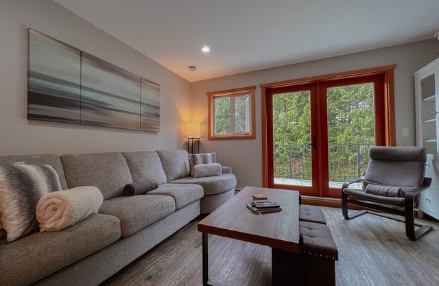 Cox Bay Retreat-Beach Access, Hot Tub, Fireplace