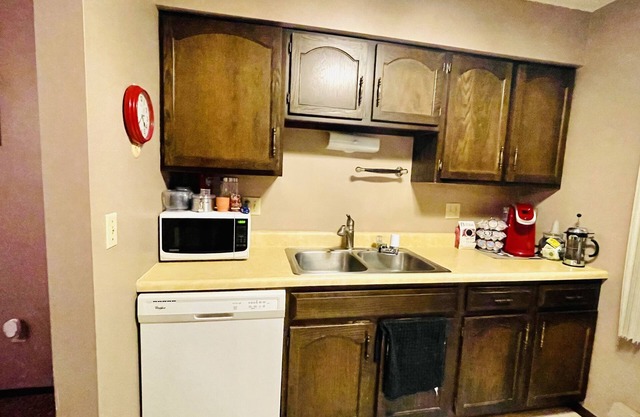 Cozy 1 Bdrm Apt- Close to Downtown Sioux Falls & Local Hospitals- Garage