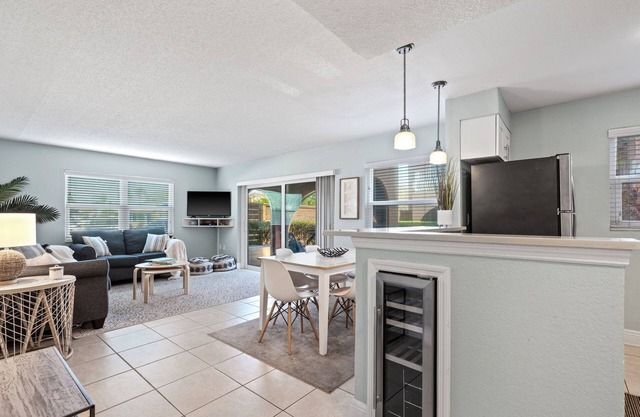 Cozy 1-bedroom condo w Netflix, Disney, WiFi in charming North Redington Beach