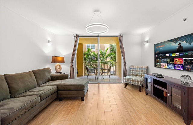 Cozy 1 bedroom +1 bathroom condo in enchanting Miami with AC, WiFi, Fitness room