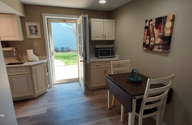 Cozy 1-bedroom apartment in charming Springfield with AC, WiFi