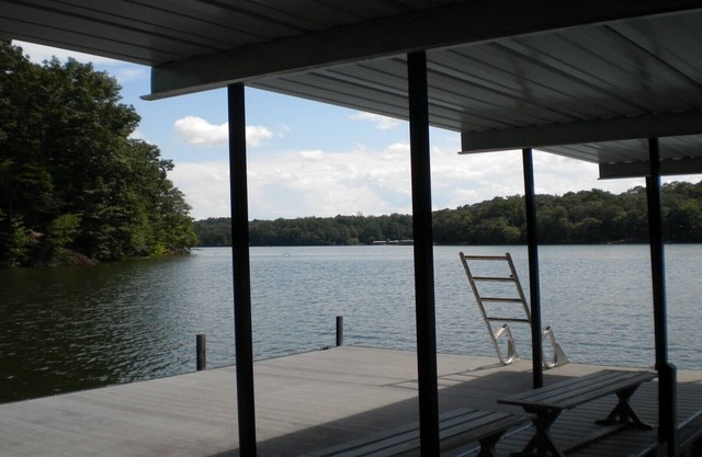 COZY 1 BEDROOM APARTMENT ON LAKE HARTWELL WITH DOCK/300 YARDS TO TUGALOO ST PARK