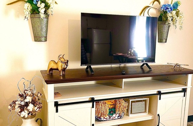 Cozy 1-bedroom apt minutes from everything you need.