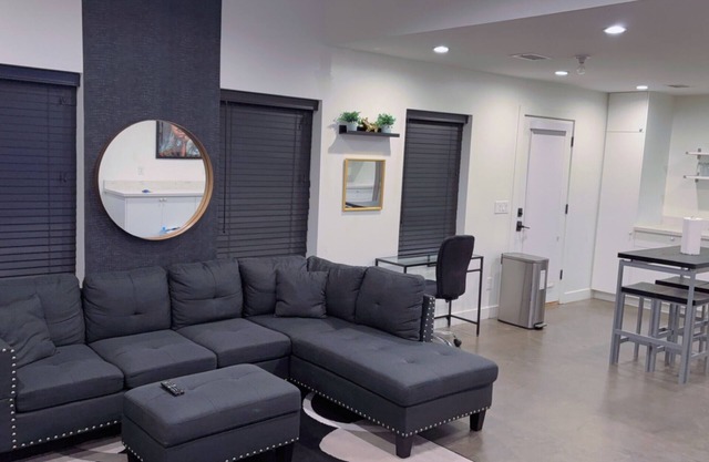 Cozy 1-bedroom condo in lovely downtown Phoenix with AC, WiFi